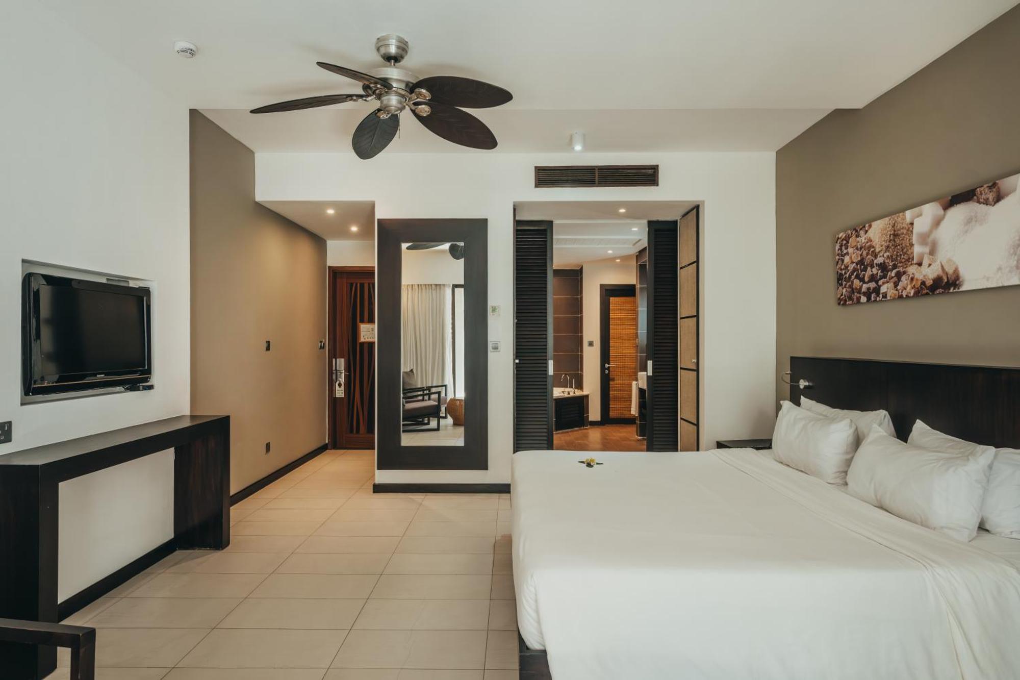 Crystals Beach Resort Belle Mare, A Member Of Radisson Individuals Palmar Экстерьер фото