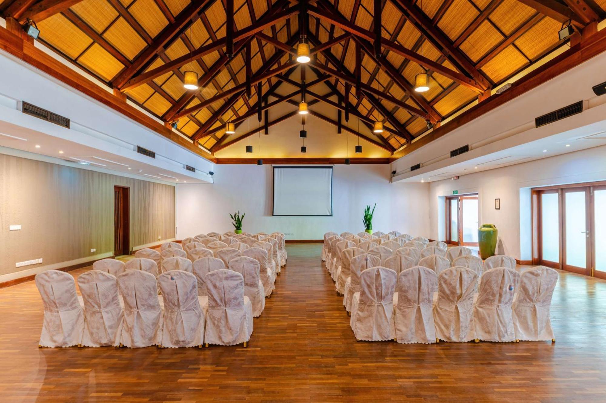Crystals Beach Resort Belle Mare, A Member Of Radisson Individuals Palmar Экстерьер фото