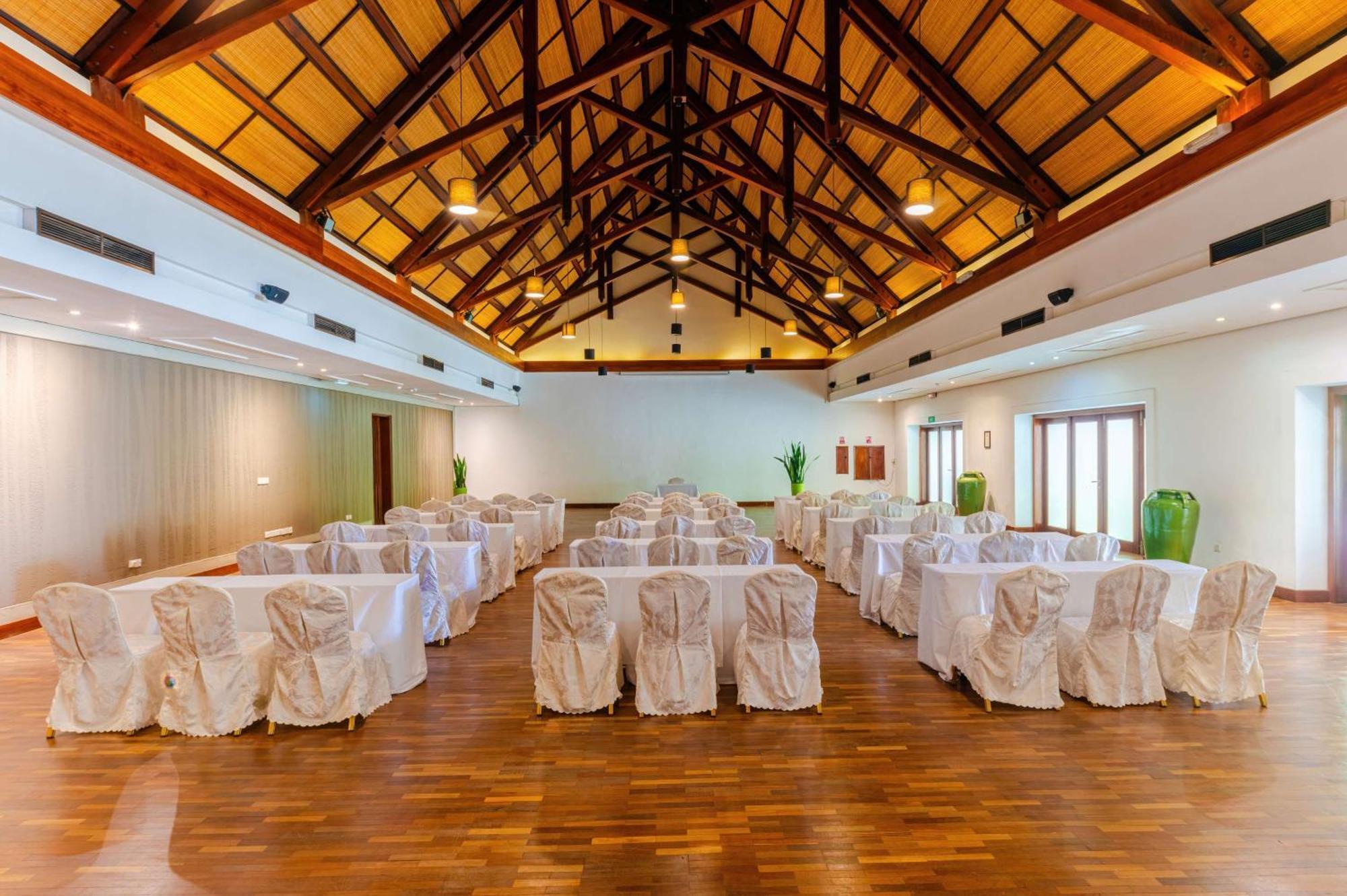 Crystals Beach Resort Belle Mare, A Member Of Radisson Individuals Palmar Экстерьер фото