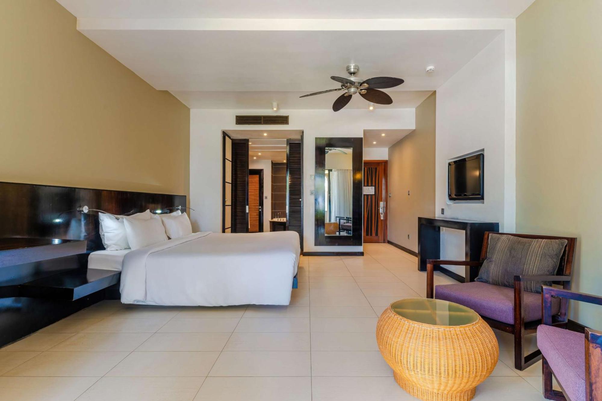 Crystals Beach Resort Belle Mare, A Member Of Radisson Individuals Palmar Экстерьер фото