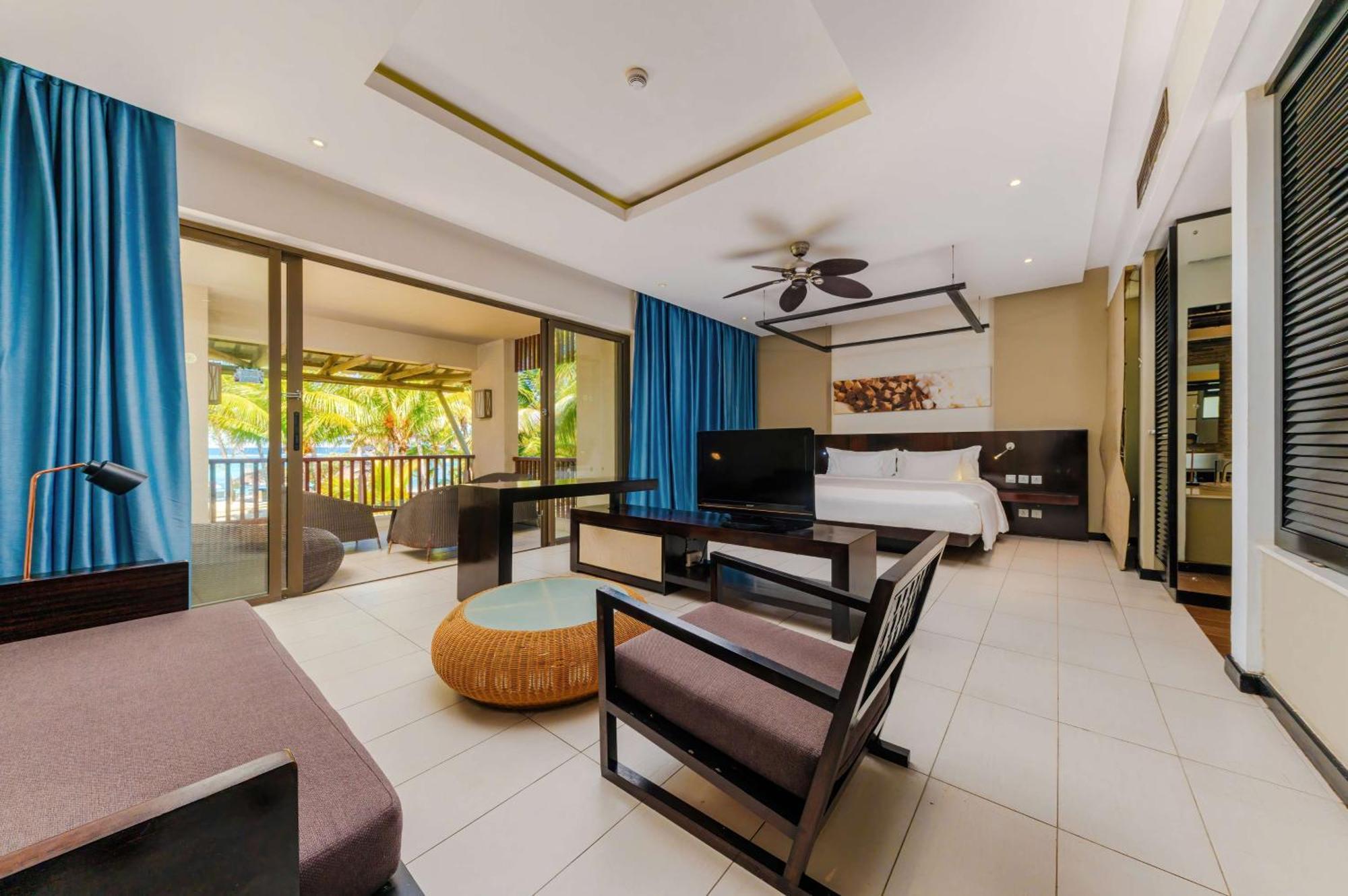 Crystals Beach Resort Belle Mare, A Member Of Radisson Individuals Palmar Экстерьер фото