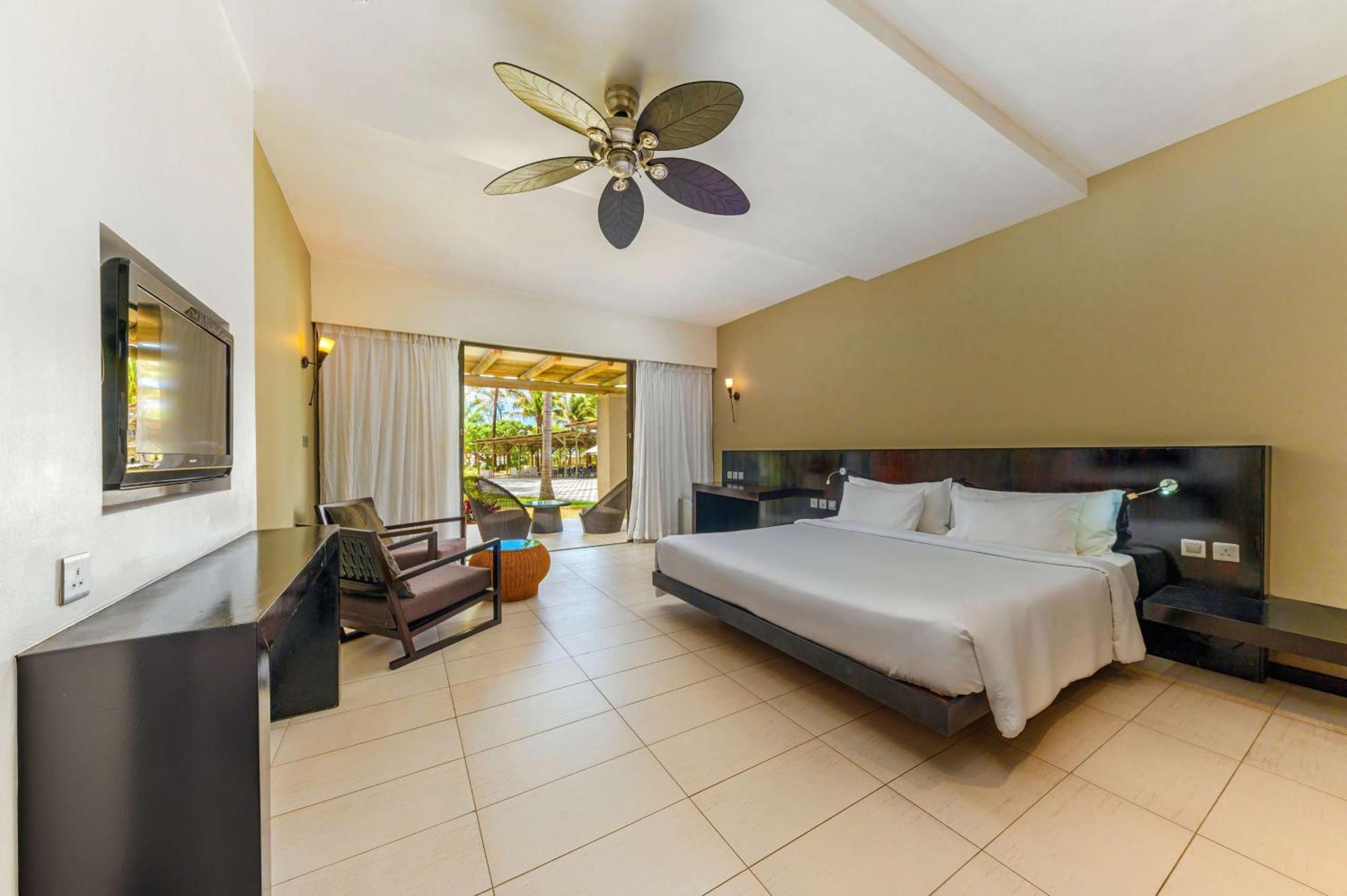 Crystals Beach Resort Belle Mare, A Member Of Radisson Individuals Palmar Экстерьер фото