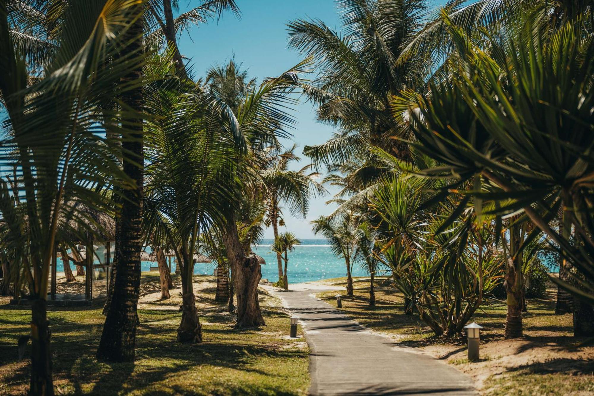 Crystals Beach Resort Belle Mare, A Member Of Radisson Individuals Palmar Экстерьер фото