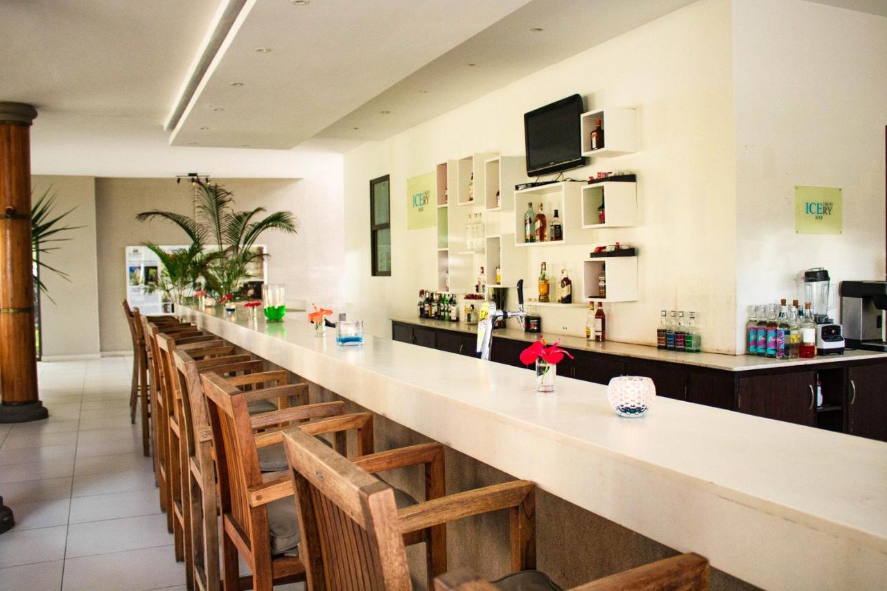 Crystals Beach Resort Belle Mare, A Member Of Radisson Individuals Palmar Экстерьер фото